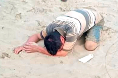 Đi tắm biển cùng bố, 2 con đuối nước thương tâm
