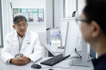 Dạ dày "lạc" lên ngực, du khách Indonesia được bệnh viện FV cứu kịp thời