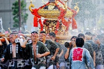 Lễ hội té nước lớn nhất Nhật Bản thu hút nửa triệu người xem mỗi năm