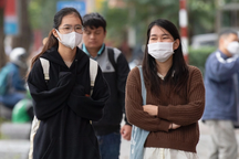 Miền Bắc oi nóng trước khi mưa chuyển rét