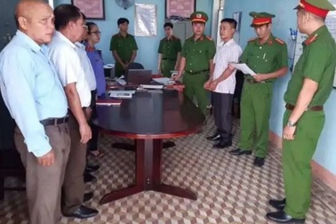Bắt Phó Ban chỉ huy quân sự xã nhận hối lộ của lâm tặc