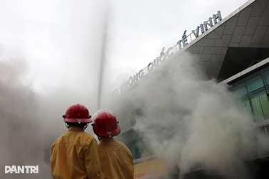 Hơn 600 người đội mưa dập đám cháy giả định ở sân bay Vinh