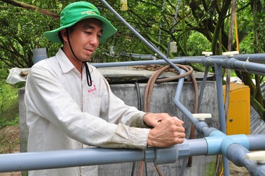 Kỹ sư "chân đất" chế hệ thống phun, tưới tự động