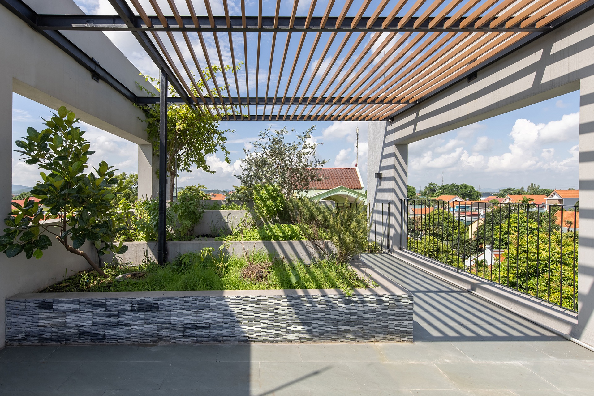 Ngôi nhà 2,4 tỷ đồng ở Quảng Ninh lấy cây xanh làm rào chắn - 10 Ngôi nhà 2,4 tỷ đồng ở Quảng Ninh lấy cây xanh làm rào chắn - 10