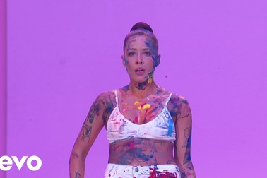 Halsey trình diễn tại lễ trao giải AMA