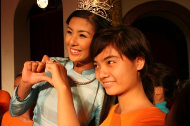 HHVN Ngọc Hân làm từ thiện ở nhà hát chèo Hà Nội 