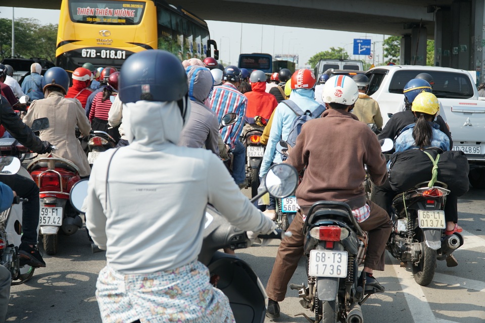 Đường về miền Tây kẹt cứng ngày đầu nghỉ lễ - 6 Đường về miền Tây kẹt cứng ngày đầu nghỉ lễ - 6