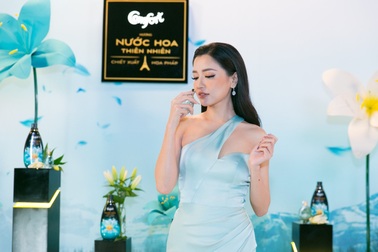 Bích Phương lại "bỏ bùa" fans với thần thái vô cùng kiêu sa