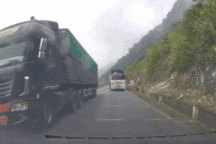 Hai ô tô tranh nhau qua đoạn đường hẹp kiểu "dê qua cầu" - xe nào sai?