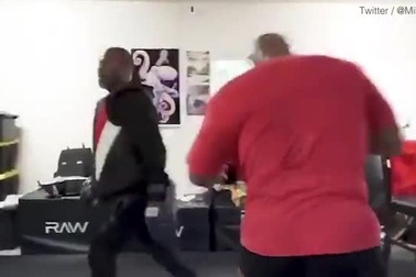 Myke Tyson thể hiện những cú đấm có tốc độ và sức mạnh khủng khiếp