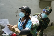 Dịch bệnh nguy hiểm, hẻm nhỏ chằng chịt không làm nản chí bộ đội giúp dân