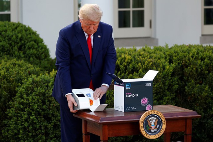 Ông Trump: Gần 1,7 triệu người Mỹ được xét nghiệm virus SARS-CoV-2 - Ảnh 1. Ông Trump: Gần 1,7 triệu người Mỹ được xét nghiệm virus SARS-CoV-2 - Ảnh 1.