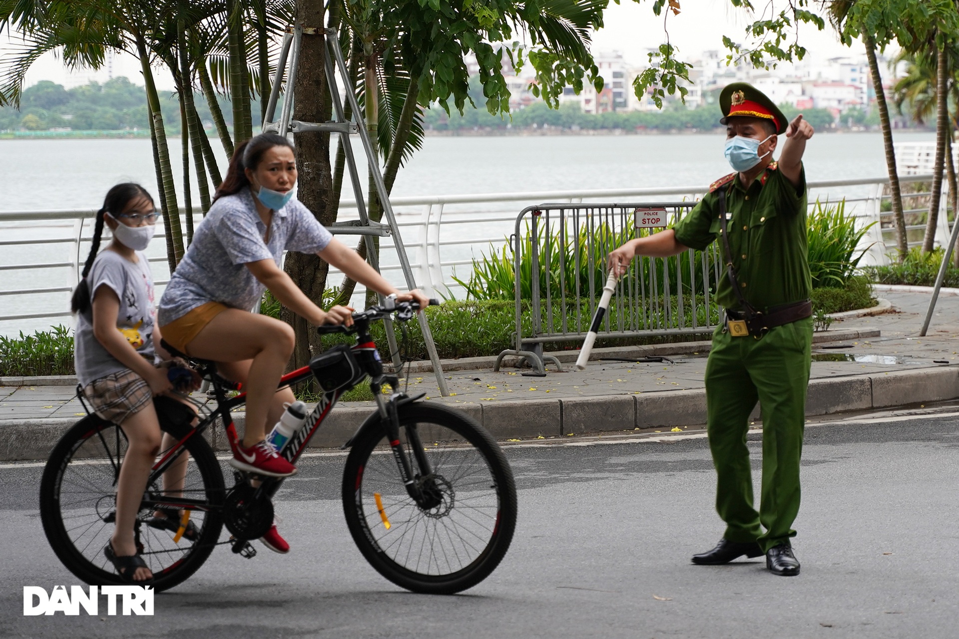 Người dân ngỡ ngàng khi Hà Nội vừa nới lỏng thể dục ngoài trời xong lại cấm - 3 Người dân ngỡ ngàng khi Hà Nội vừa nới lỏng thể dục ngoài trời xong lại cấm - 3