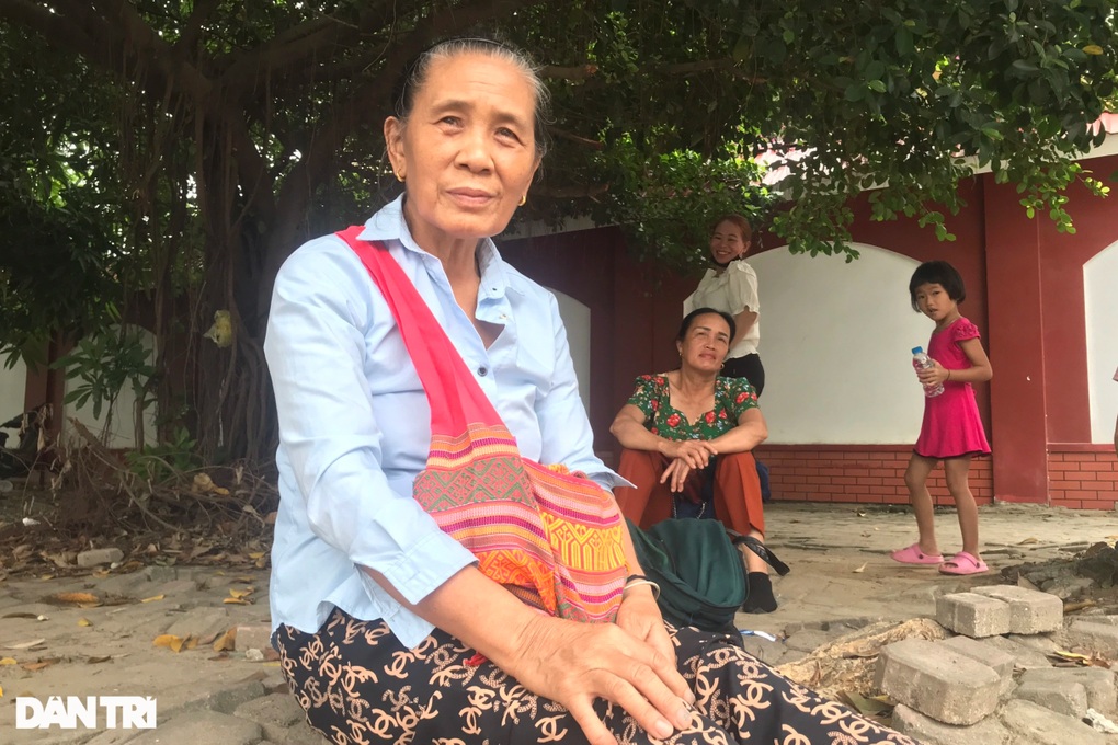 Phụ huynh vượt hàng trăm km từ bản làng xuống phố động viên sĩ tử - 1 Phụ huynh vượt hàng trăm km từ bản làng xuống phố động viên sĩ tử - 1