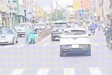 Nhân viên xe buýt ẩu đả với tài xế taxi công nghệ ở TPHCM