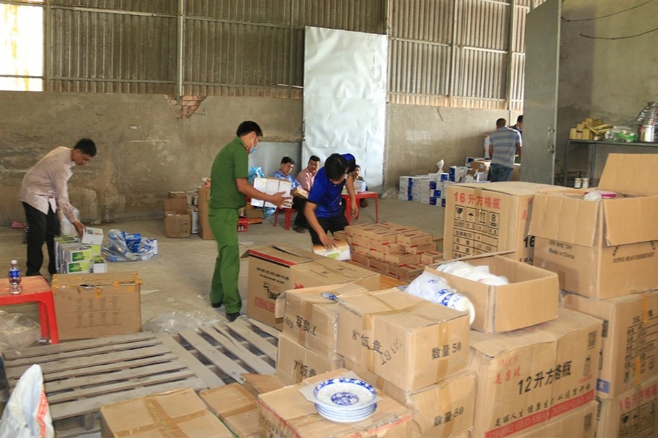 Phát hiện thêm kho hàng lậu nhãn mác tiếng nước ngoài, không rõ nguồn gốc - 2 Phát hiện thêm kho hàng lậu nhãn mác tiếng nước ngoài, không rõ nguồn gốc - 2