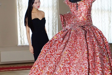 Chiêm ngưỡng thời trang Grace Kelly từ nhôm tái chế