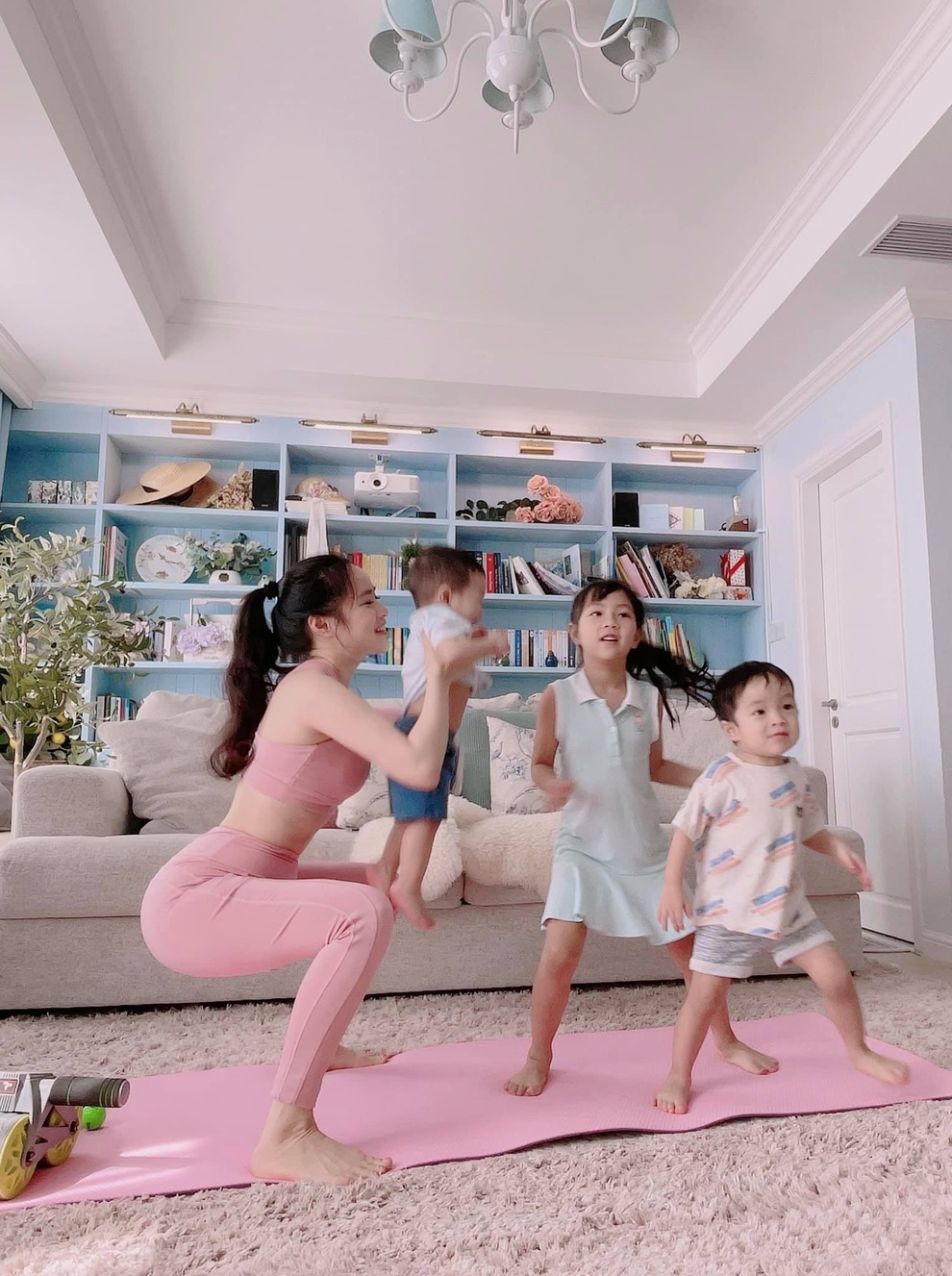 Bà mẹ 3 con chia sẻ tuyệt chiêu tập luyện giữ dáng tại nhà mùa dịch - 6 Bà mẹ 3 con chia sẻ tuyệt chiêu tập luyện giữ dáng tại nhà mùa dịch - 6