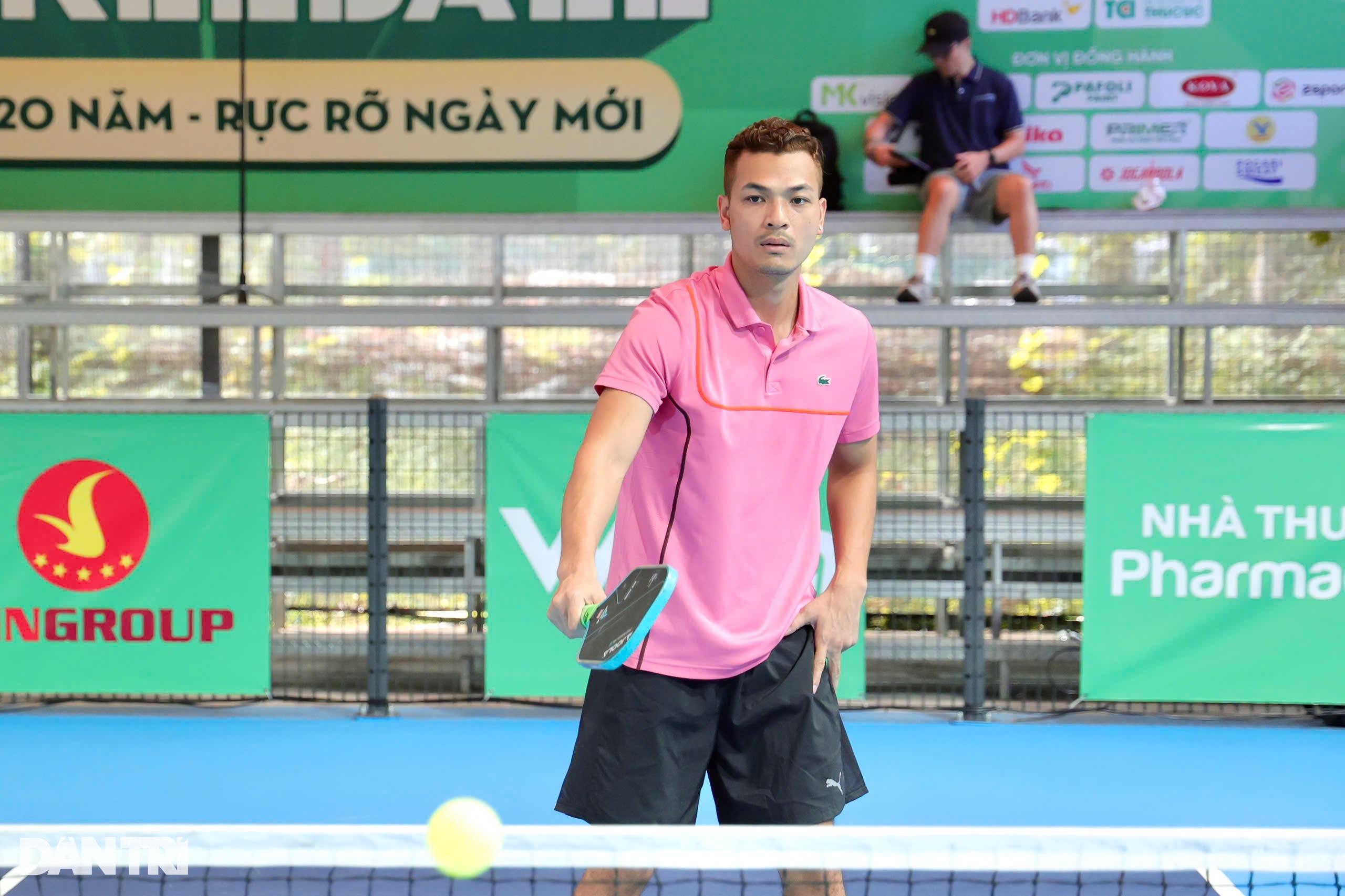 Vũ Tuấn Việt được bà xã cổ vũ, thi đấu hết mình giải pickleball Dân trí - 7 Vũ Tuấn Việt được bà xã cổ vũ, thi đấu hết mình giải pickleball Dân trí - 7