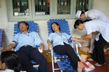 Chen nhau hiến máu cứu nạn vụ sập cầu