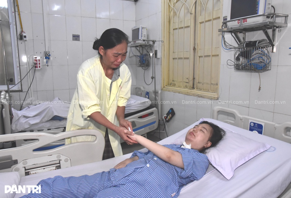 Mẹ nghèo kiệt quệ, khóc lặng bên con gái 3 lần mổ não - 1 Mẹ nghèo kiệt quệ, khóc lặng bên con gái 3 lần mổ não - 1