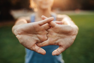 Tại sao bẻ khớp tay lại gây ồn như vậy?