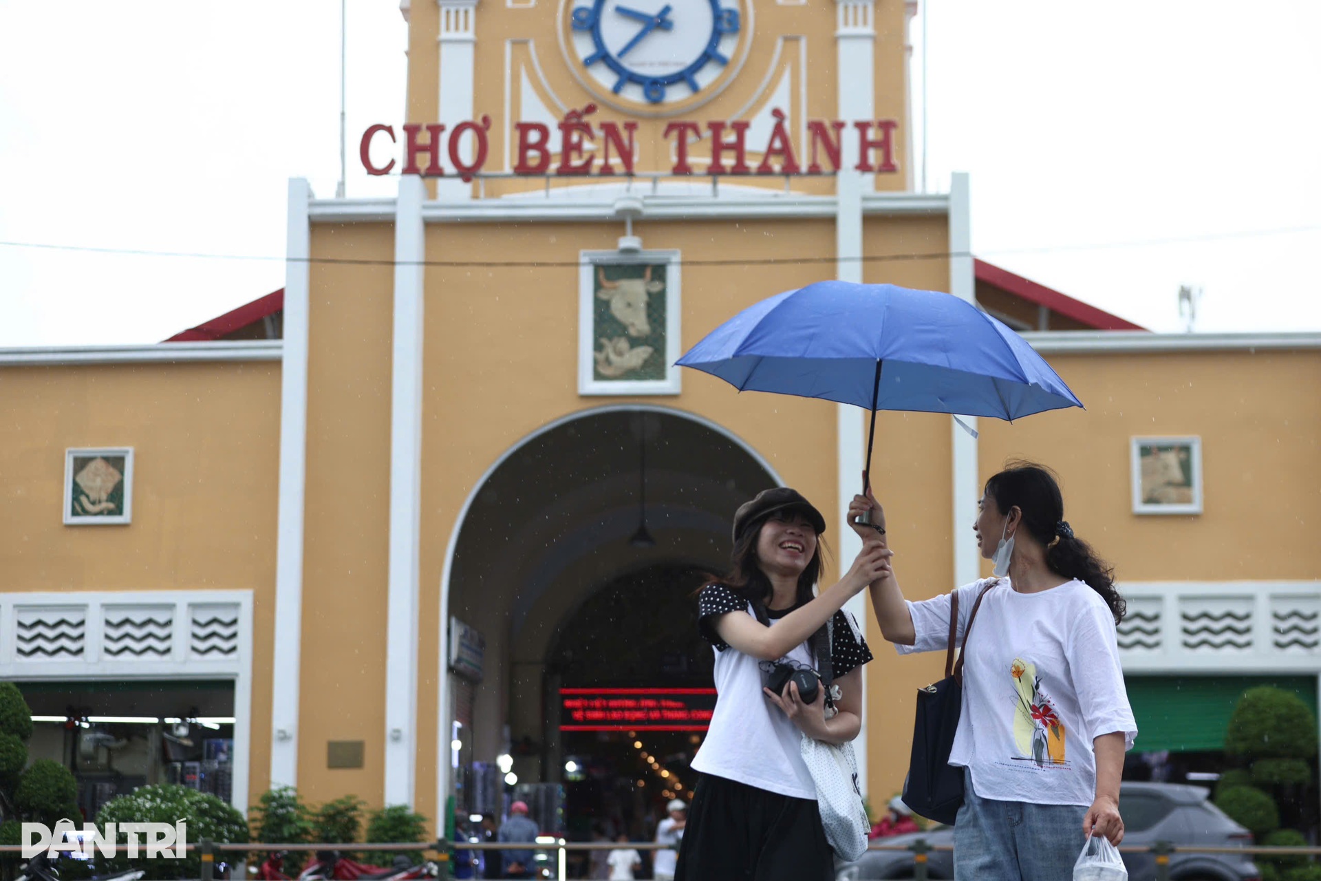 TPHCM mưa dầm từ sáng sớm, đường phố vắng vẻ lạ thường - 8