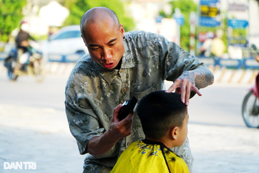 Gần 10 năm mở "salon tóc" miễn phí cho người nghèo trên vỉa hè