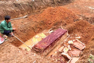 Phát hiện cỗ quan tài cổ nặng nửa tấn khi đào móng nhà