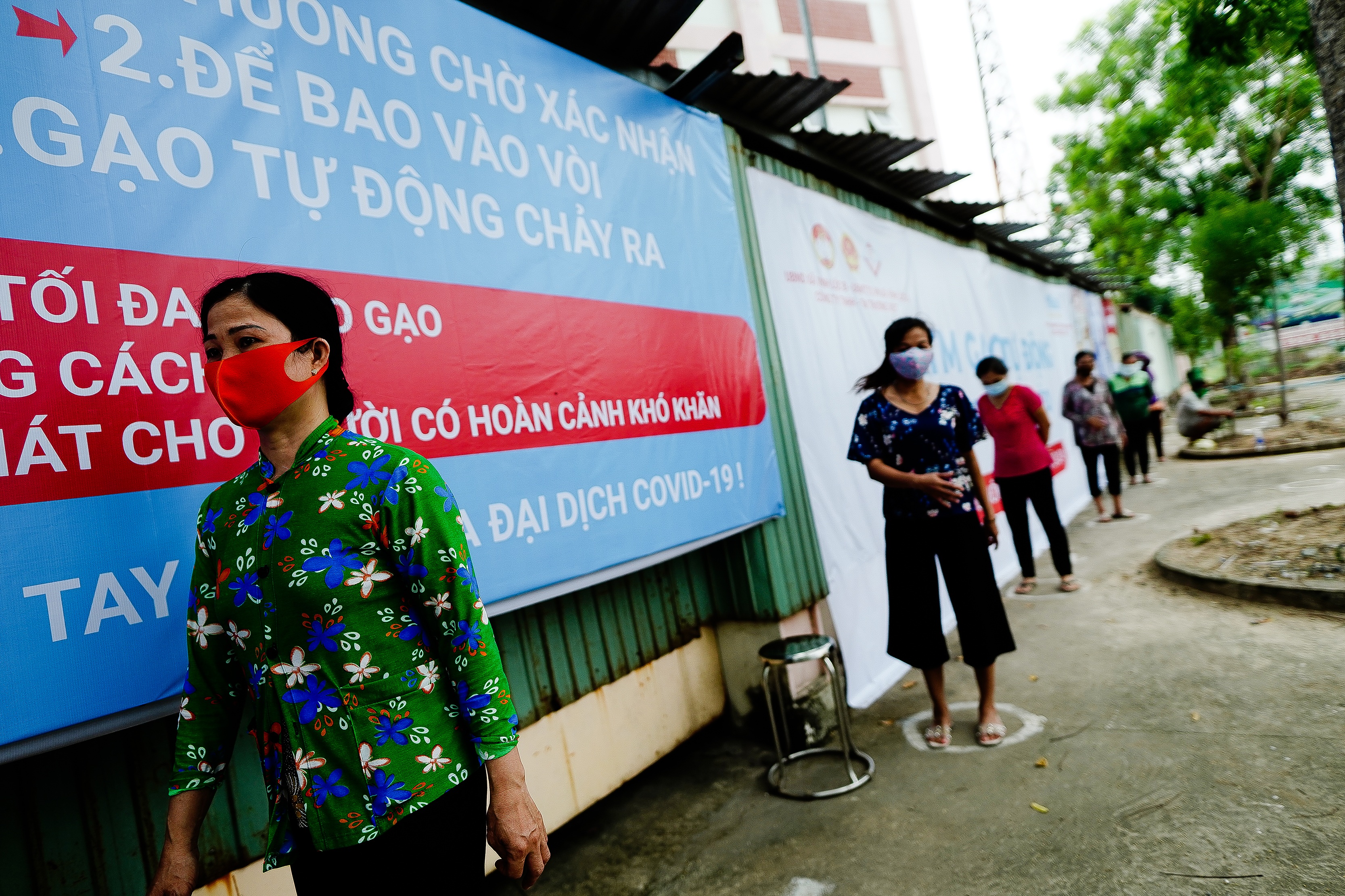 UBND xã “mở rào” tiếp gạo cho người dân - 8