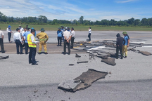 Sửa chữa xuyên đêm để khắc phục bong tróc trên đường băng sân bay Vinh