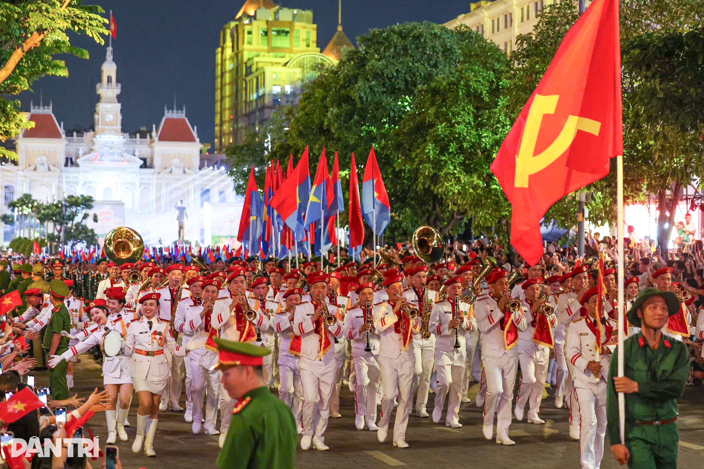 View - Đoàn quân diễu binh trùng trùng như sóng tại buổi sơ duyệt đại lễ 30/4 | Báo Dân trí