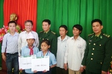 Quỹ Khuyến học Việt Nam giúp 10 triệu đồng đến trẻ mồ côi đồng bào Rục