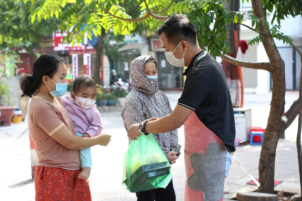 Ấm lòng những suất cơm 1.000 đồng giúp đỡ bệnh nhi ung thư ở Hà Nội - 8 Ấm lòng những suất cơm 1.000 đồng giúp đỡ bệnh nhi ung thư ở Hà Nội - 8