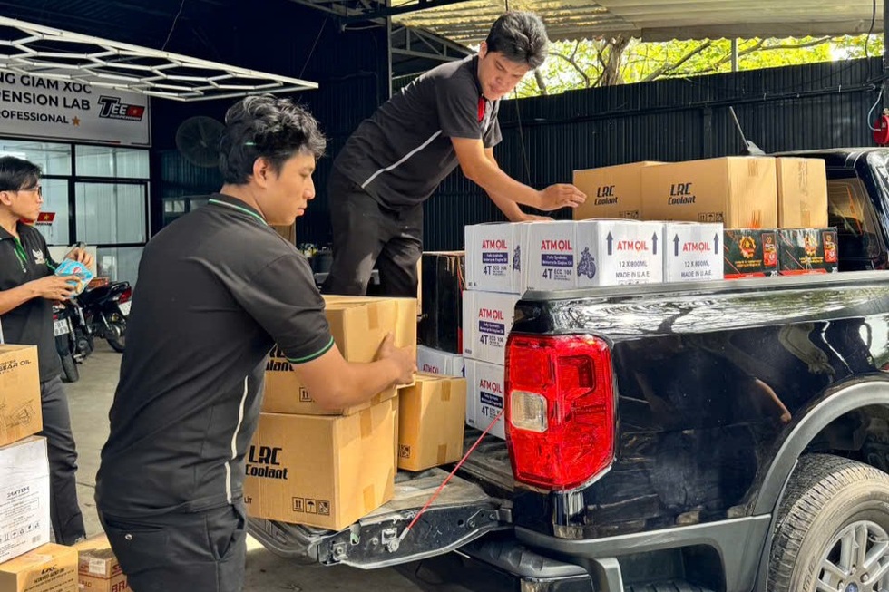 Hàng chục thợ sửa xe máy từ TPHCM đến giúp dân vùng lũ Phú Yên - 2