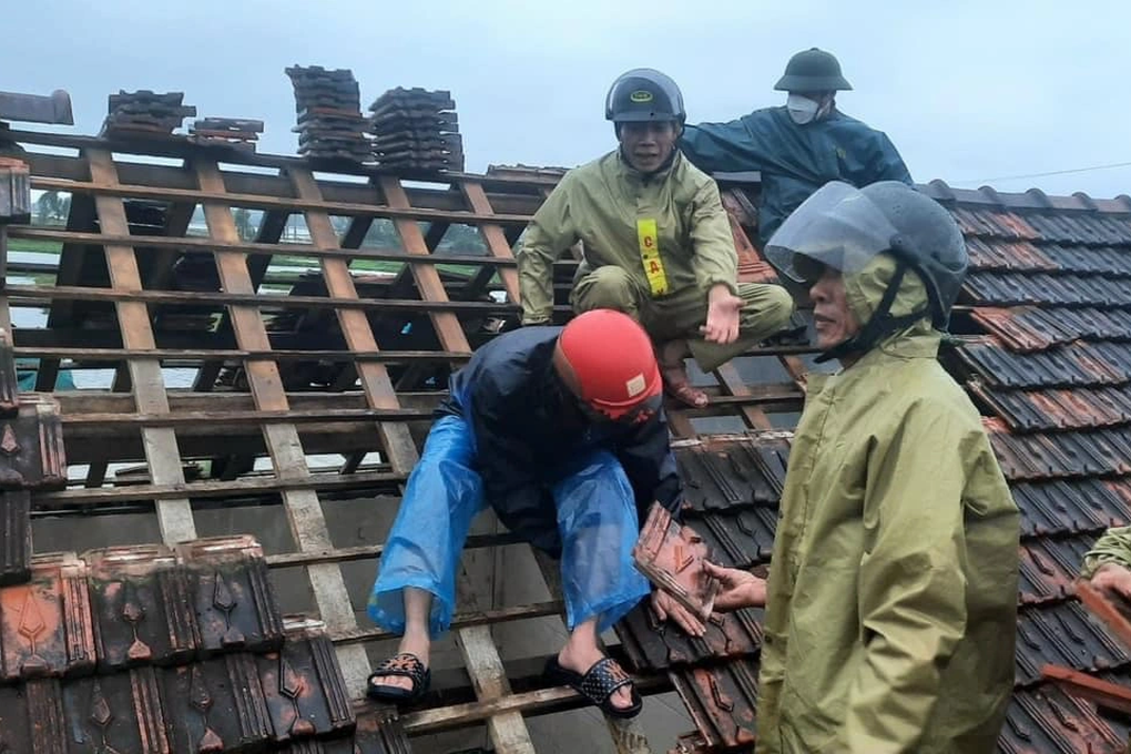 Lốc xoáy làm hư hỏng 17 căn nhà ở Hà Tĩnh - 3 Lốc xoáy làm hư hỏng 17 căn nhà ở Hà Tĩnh - 3