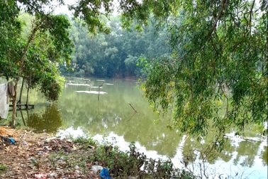 Hai bé gái tử vong dưới ao khi được gửi tại một phòng trọ