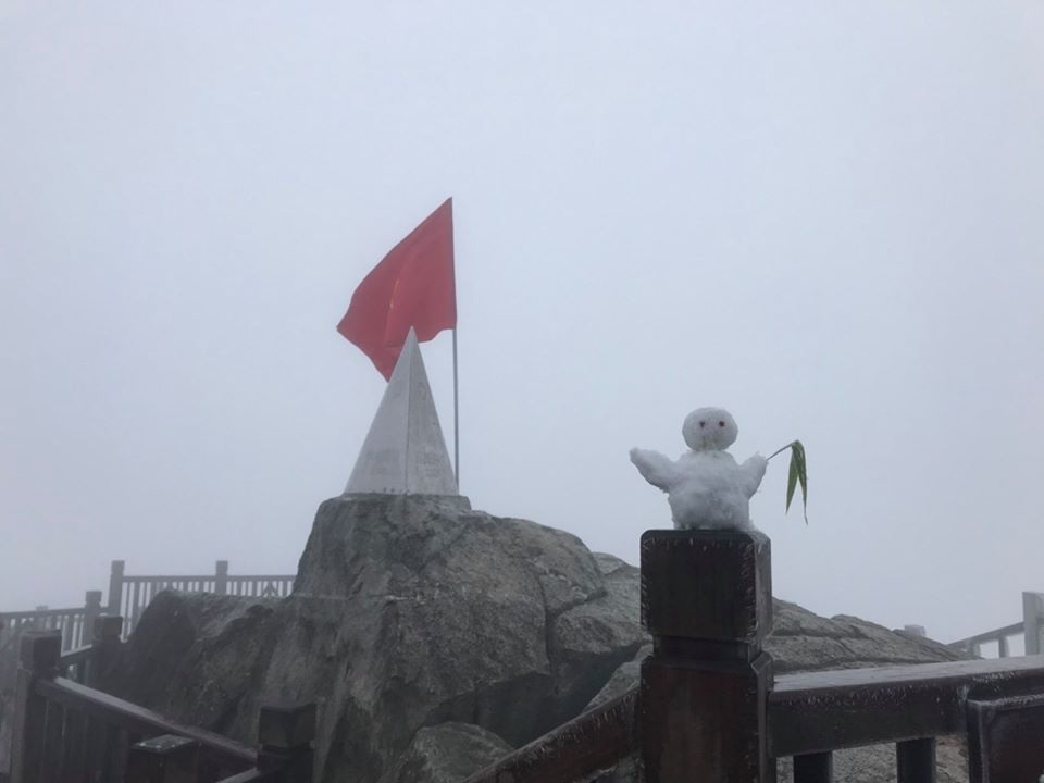 Cảnh tượng băng tuyết phủ trắng đỉnh Fansipan đẹp hiếm có ngày đầu năm mới - 7 Cảnh tượng băng tuyết phủ trắng đỉnh Fansipan đẹp hiếm có ngày đầu năm mới - 7