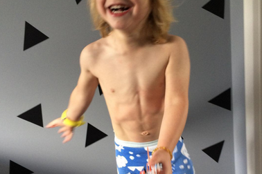 Nhóc 3 tuổi khoe bụng sáu múi