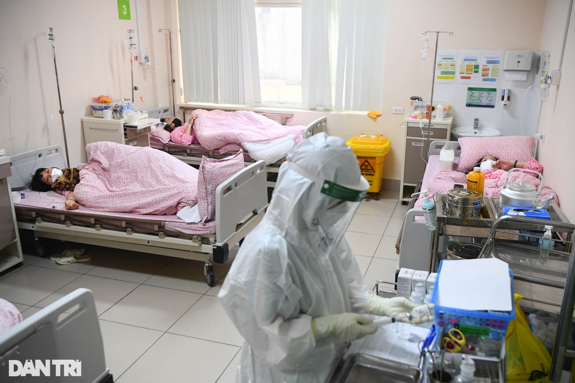 Khoảnh khắc sự sống nảy mầm giữa khu điều trị sản phụ F0 ở Hà Nội - 3 Khoảnh khắc sự sống nảy mầm giữa khu điều trị sản phụ F0 ở Hà Nội - 3