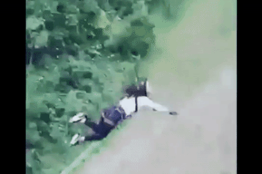 Cô gái sống sót một cách kỳ lạ sau khi ngã "sấp mặt" ở độ cao hơn 15 mét