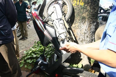 Xe máy “trồng cây chuối” sau va chạm giao thông