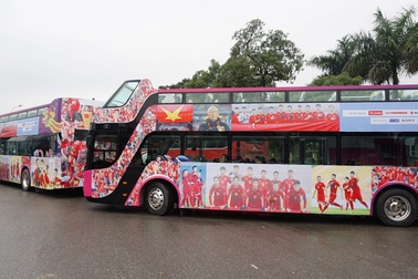 Xe buýt mui trần lăn bánh, lên sân bay Nội Bài đón U23 Việt Nam