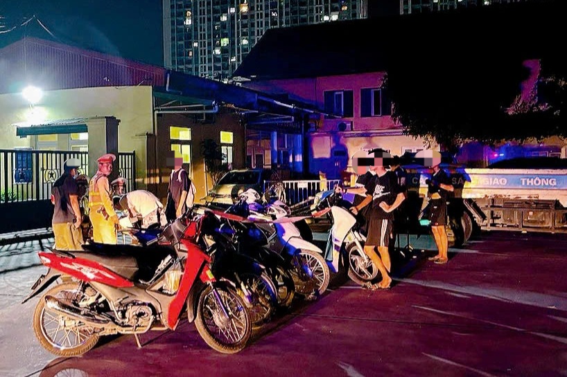 Hà Nội: Xử lý hàng loạt quái xế đi bão trong đêm - 1