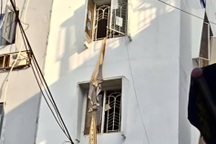 Cháy nhà 5 tầng ở TPHCM, người dân phá cửa đu rèm qua nhà hàng xóm