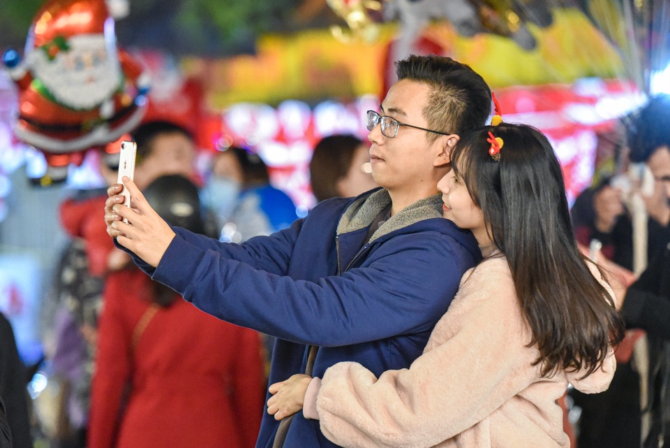 Giới trẻ Hà Nội đổ lên phố Hàng Mã đi chơi Noel - 5 Giới trẻ Hà Nội đổ lên phố Hàng Mã đi chơi Noel - 5