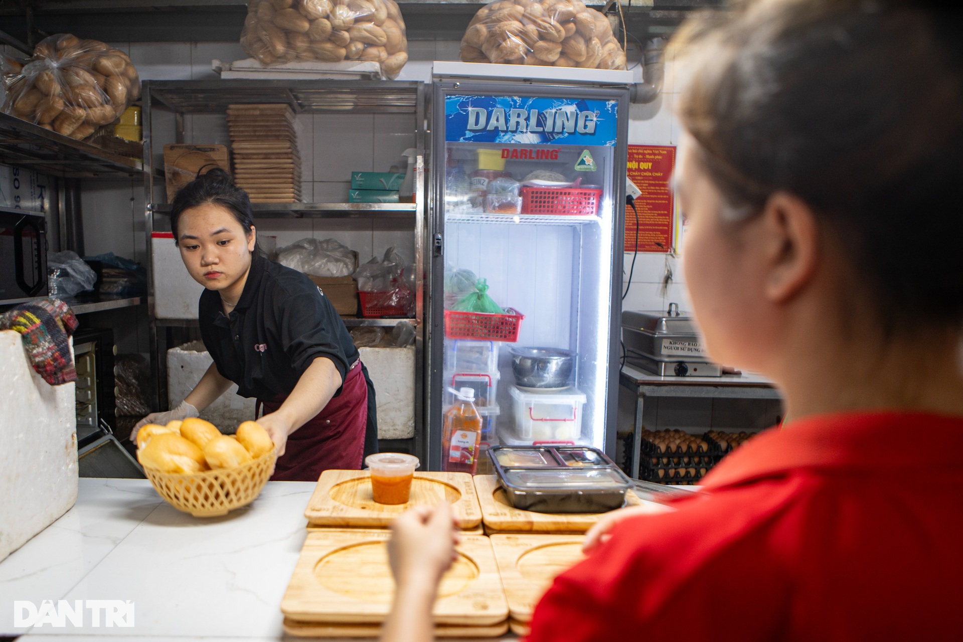 Thực khách rón rén soi miếng pate khi ăn bánh mì chảo vì lo… có dòi - 10 Thực khách rón rén soi miếng pate khi ăn bánh mì chảo vì lo… có dòi - 10