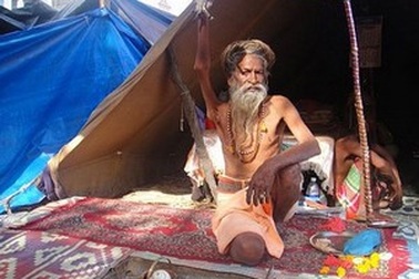 Đưa tay lên trời suốt 43 năm để cầu nguyện hòa bình cho thế giới