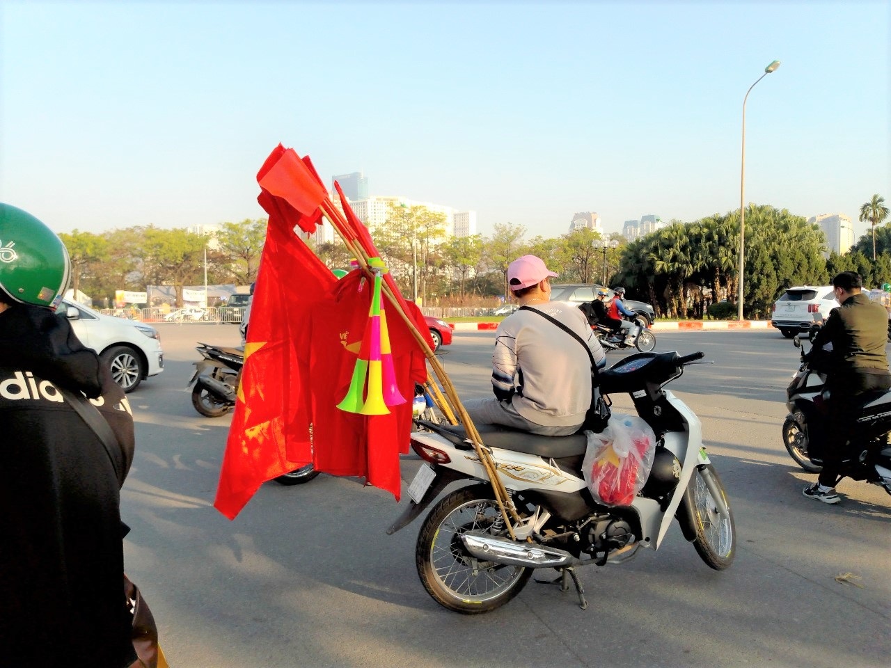 Tranh thủ kiếm Tết trước giờ bóng lăn