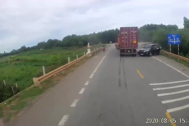 Xe 7 chỗ đối đầu container, 3 người trọng thương